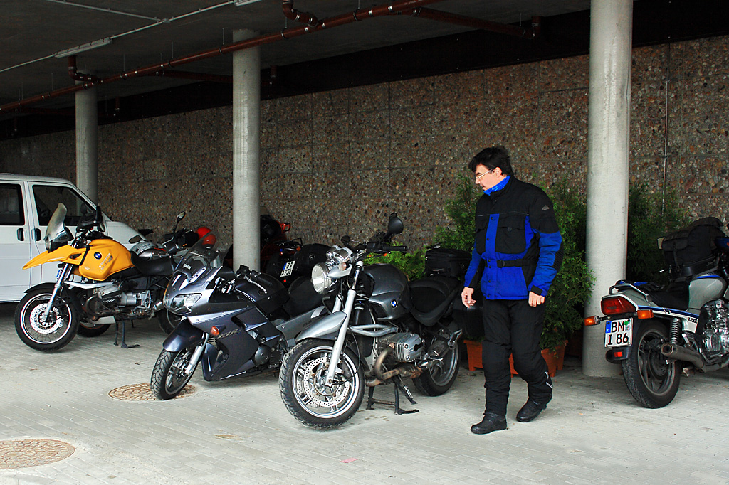 geparkte Moppeds u. Guido